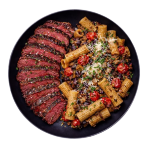 Bavette de bœuf grillée, sauce yaourt basilic, rigatoni intégral aux aubergines rôties, tomates confites