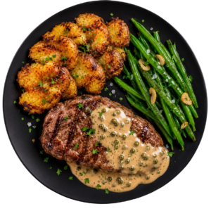 Steak de bœuf grillé, sauce poivre vert allégé, pommes de terre smash au paprika fumé, haricots vert à l&rsquo;ail